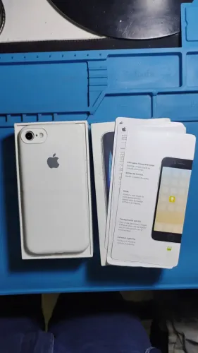 Iphone SE na caixa