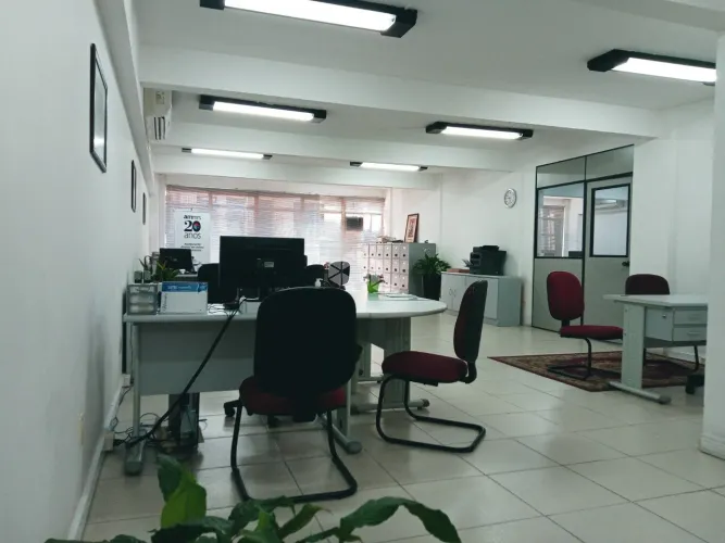Salas/Conjuntos Comerciais bem localizado no Centro Histórico
