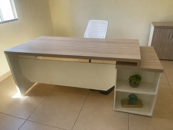 Mesa para escritório com armário auxiliar