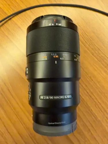 Lente Sony FE 90mm f/2.8 Macro G OSS (SEL90M28G) full frame, pouquíssimo uso