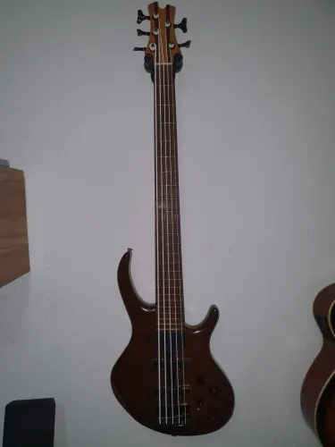 Baixo 5 cordas modelo Tobias Killer Luthier