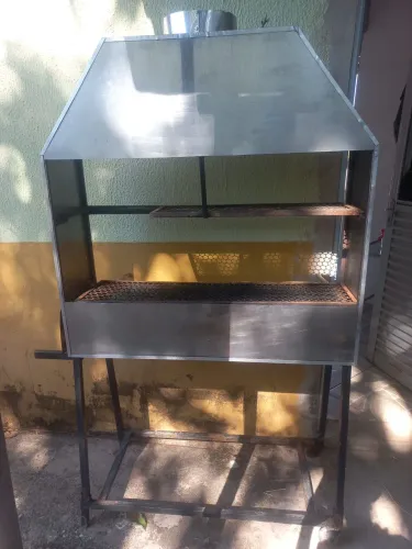 Churrasqueira grande com coifa,estrutura metálica e com rodinhas.