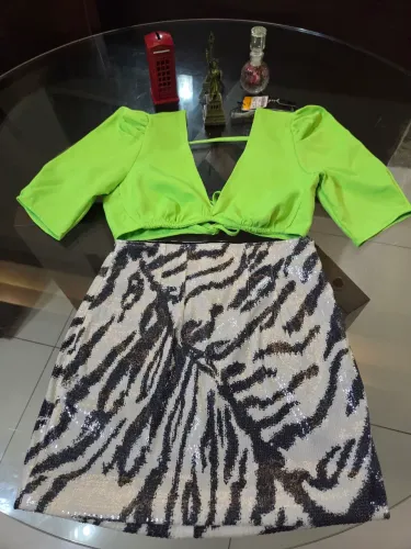 Conjunto croped e saia/ Tamanho P veste ate o M