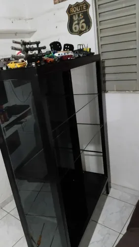 Cristaleira usada de ferro e vidro