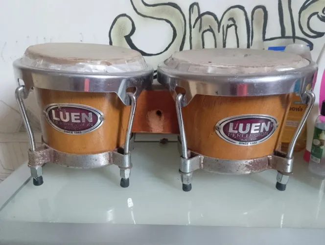 bongô de madeira natural da marca Luen Percussion