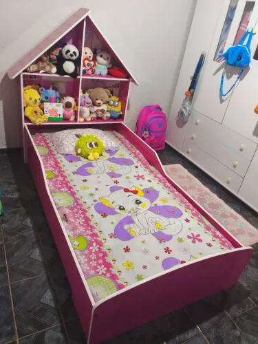 Vende se cama infantil com colchão. 