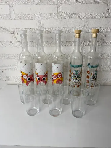 Ref. 447 Kit Decorativo com 5 Garrafas Artesanais Personalizadas e 7 Copos