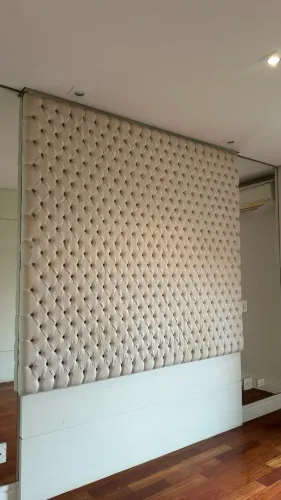 Cabeceira de Cama Estofada Bege Capitonê