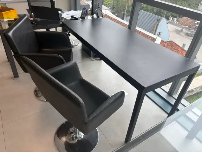 Mesa de escritório Tok & Stock ( com poltronas de aproximação)