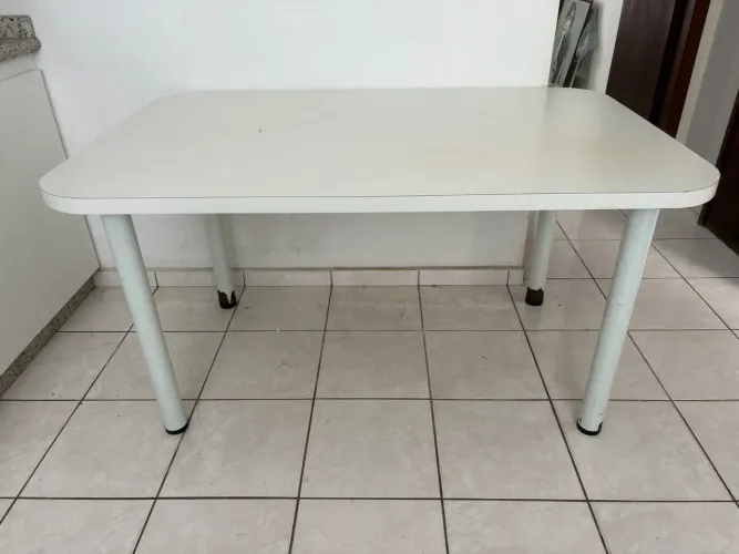 MESA DE JANTAR EM FÓRMICA 4 OU 6 LUGARES