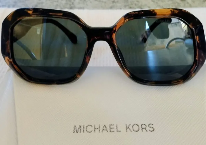 Óculos de sol Michael Kors feminino.