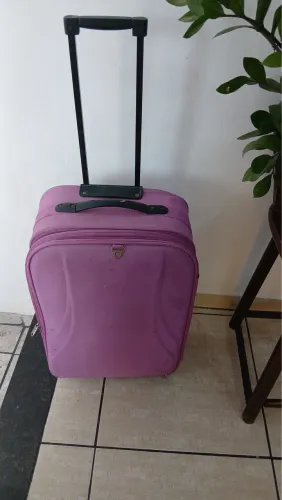 Mala rosa de viagem 