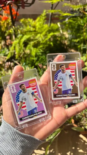 Kit Christian Pulisic Ouro + Lilás Extra Sticker Panini Copa 2026