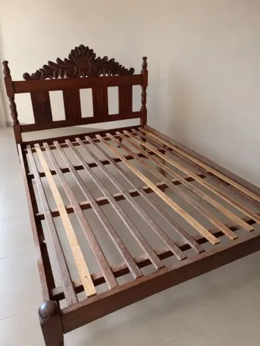 Cama de casal de Madeira Sucupira Trabalhada