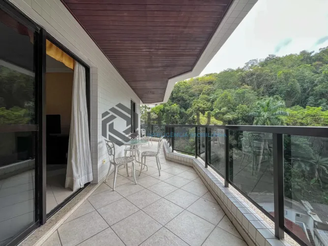 Apartamento com varanda e lazer na Praia das Pitangueiras, Guaruja