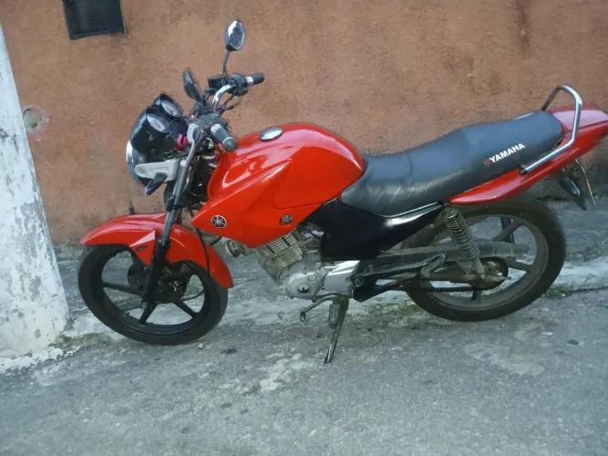 Factor 2010, 125cc vermelha em dia.