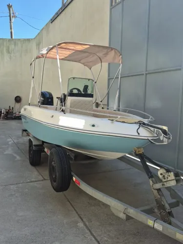 Vende-se essa lancha RS16 2024, somente 20 horas de uso, muito nova