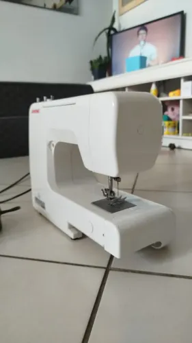 Máquina de Costura Janome 1006P - 12 Pontos + Pedal