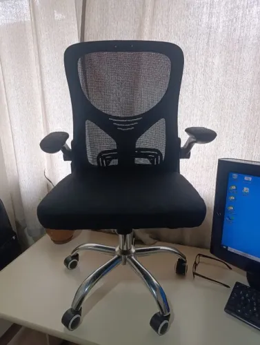 Cadeira de Escritório Ergonômica Preta - Base Cromada C/ Defeito