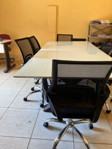 Mesa de Reunião com 6 cadeiras