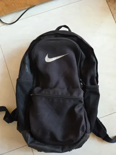 Mochila Nike original com defeito no fundo