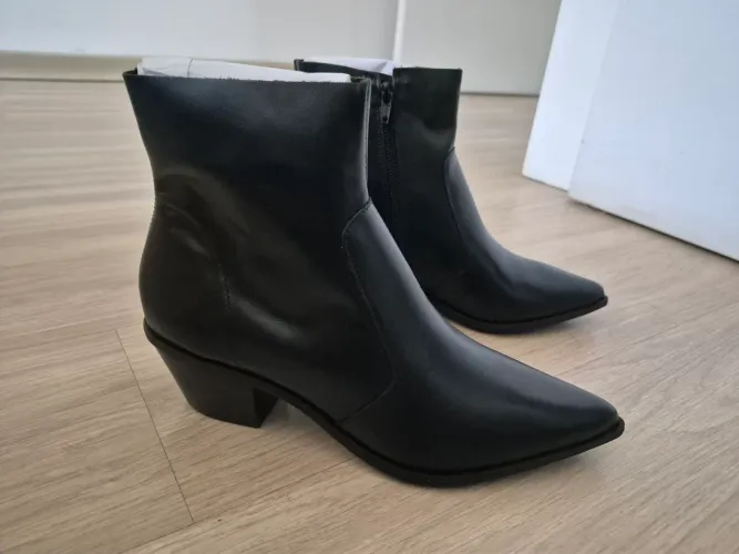 Bota preta de couro Arezzo - Nova - Tamanho 37