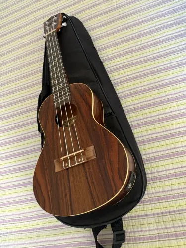 Ukulele Eletrico com Afinador