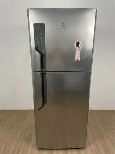 Geladeira Eletrolux em estado de novo. Modelo inox.
