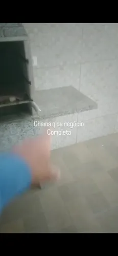 Churrasqueira com coifa .com duas partes em marmore p colocar carne e p corta e servir com