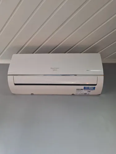 Vende-se uma central de ar de 9mil BTUs semi nova por 1.300 a vista no cartão 1.500