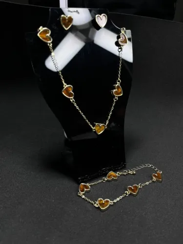 Brincos com colares e pulseira