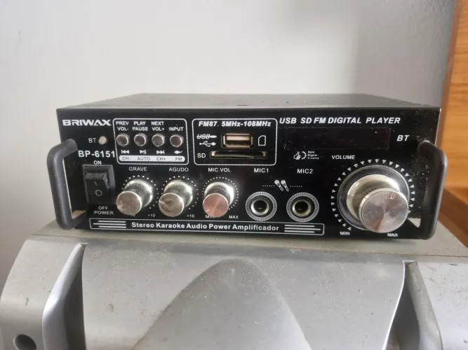 Amplificador Bluetooth e karaoke com duas caixas de som
