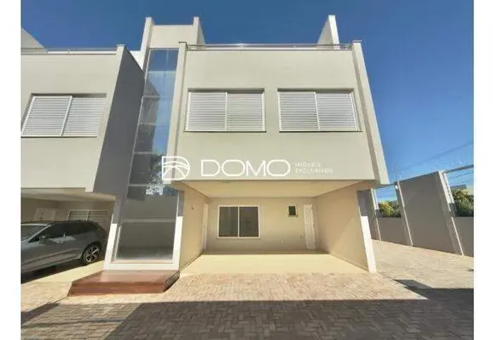 Sobrado à venda em Cascavel/PR (Bairro Pioneiros Catarinenses) | 3 quartos, 1 suíte, 2 vag