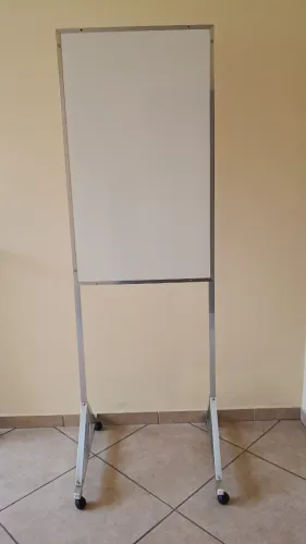 Quadro branco, 60x100cm, dupla face magnético, cavalete com rodas e suporte para apagador.