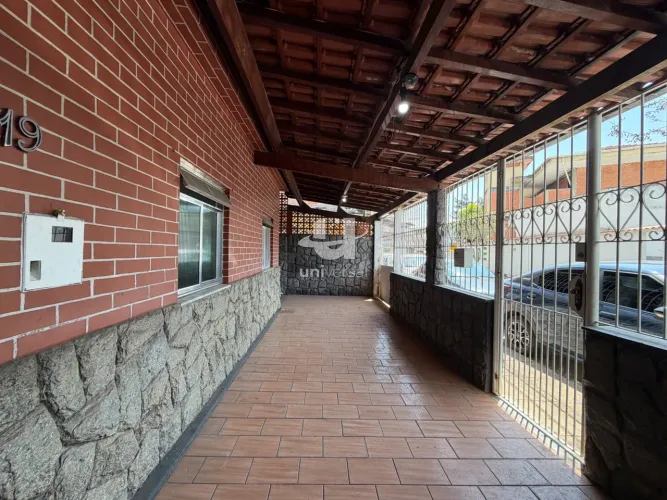 Casa com terraço amplo em frente ao posto de saúde.