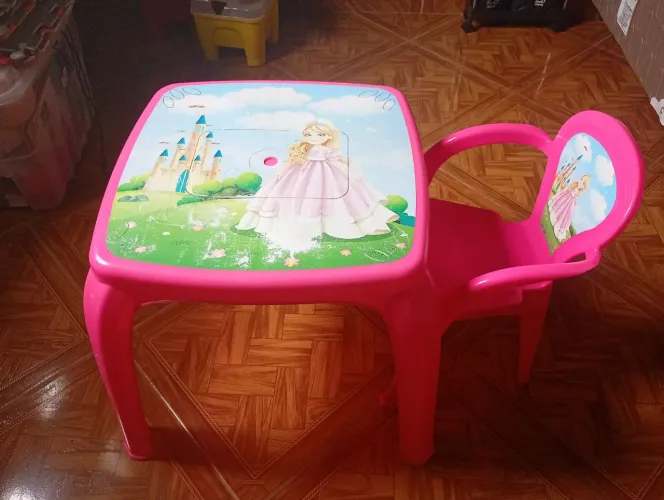 Vendo mesa com cadeira infantil rosa