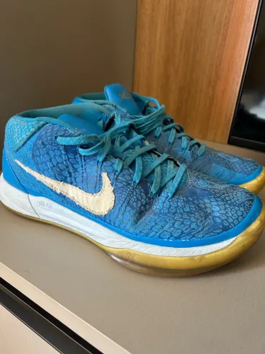 Tênis de basquete Kobe A.D. Mid DeMar DeRozan Blue