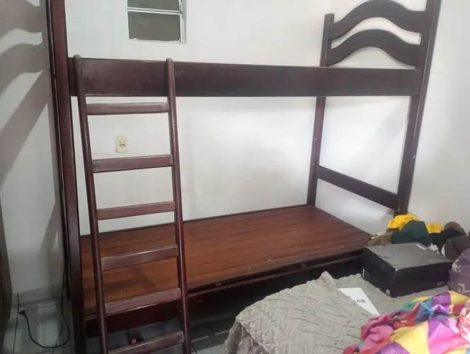 Cama beliche solteirão de pau Darco com escada