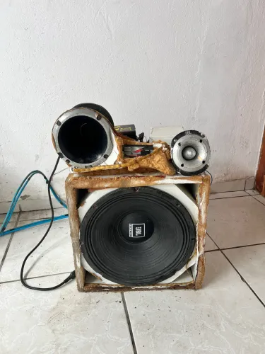 Caixa de som automotiva 15 polegada. 