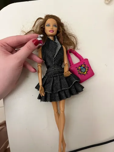 Boneca Barbie articulada Fashion com Bolsa