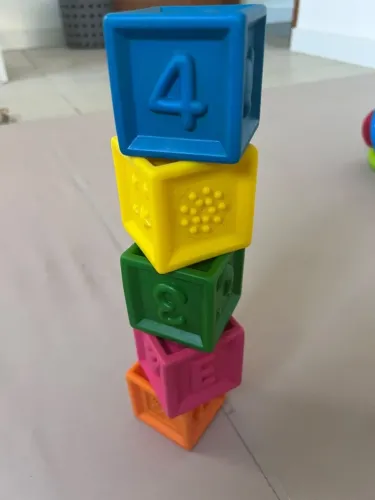 Toyster - Cubos Divertidos - Brinquedo de empilhar - BDA