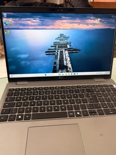 Dell Precision 3591 com Intel Core Ultra 9 185H e 64 GB de RAM