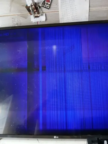 Tv lg 43 polegadas com defeito na tela. Para quem conserta. 