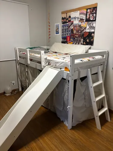Cama infantil elevada, com grade, escada, escorregador e cortinas. Semi