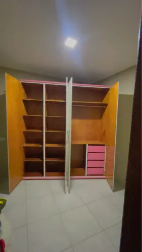 VENDO GUARDA-ROUPA DE CASAL DE MADEIRA