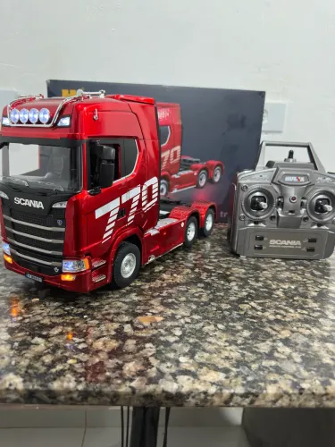 Caminhão Scania de controle remoto 1:18