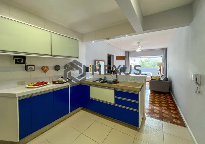 Apartamento reformado com varanda e lazer nas Pitangueiras, Guarujá
