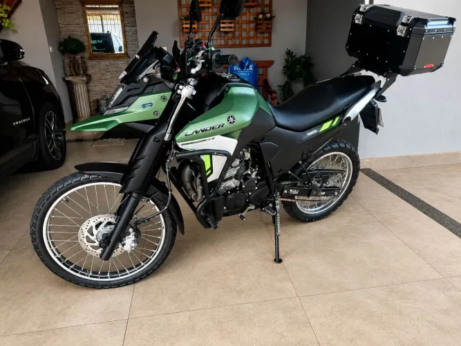Lander 2025 baixa km acessórios