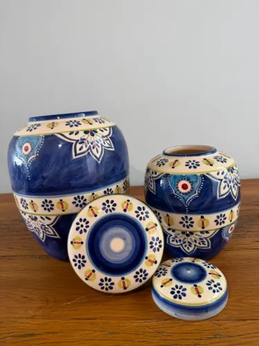 Conjunto Dois Vasos de Cerâmica Pintadas a Mão da Marca Luiz Salvador.