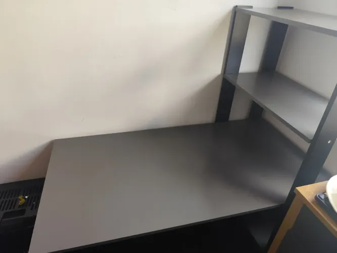 Mesa com estante embutida